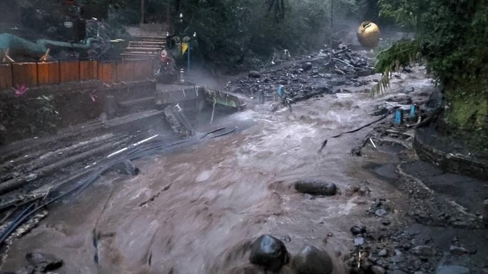 Wisata Guci Tegal Diterjang Banjir Bandang, Kolam Air Panas Pancuran 13 Hilang