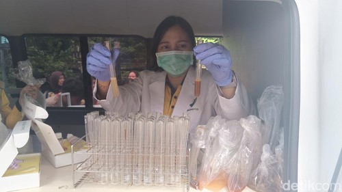 BBPOM di Denpasar saat melakukan uji kepada 36 sampel makanan di Denpasar Festival ke-18 2025 di kawasan Catur Muka Denpasar, Bali, Sabtu (20/12/2025). (Ni Made Lastri Karsiani Putri-detikBali)