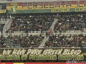 Diguyur Hujan, Bonek Tetap Padati Stadion GBT Saat Lawan Borneo FC