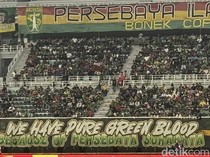 Diguyur Hujan, Bonek Tetap Padati Stadion GBT Saat Lawan Borneo FC