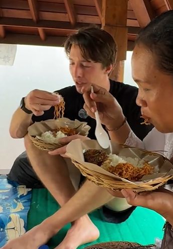 Minta Dimasaki oleh Orang Bali, Bule Ini Beri Hadiah Rp 2 Juta!