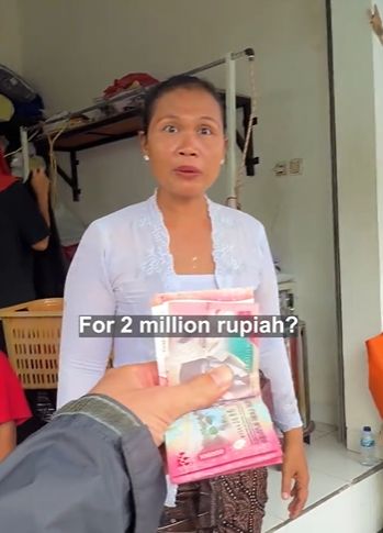 Minta Dimasaki oleh Orang Bali, Bule Ini Beri Hadiah Rp 2 Juta!