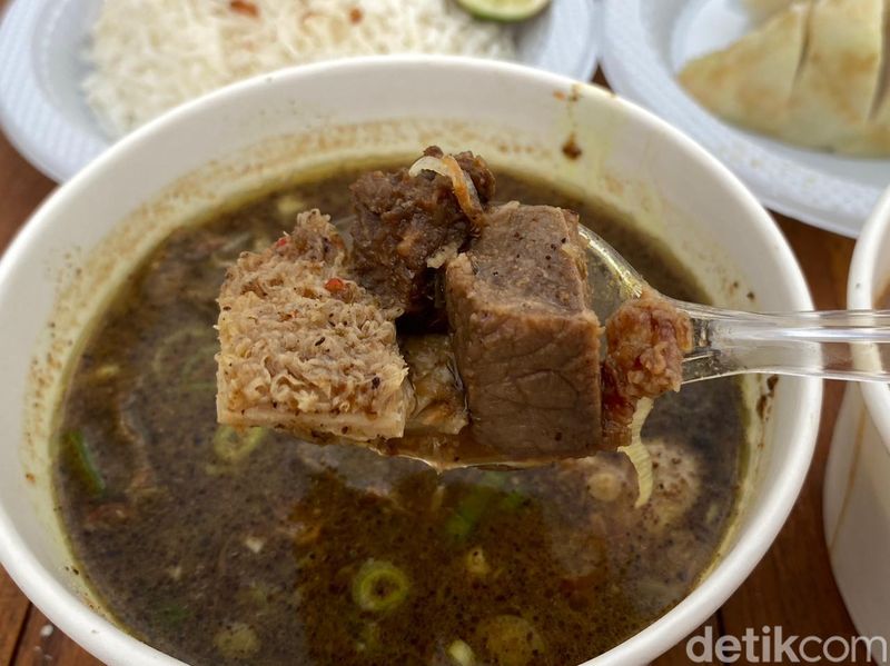 Coto Makassar dan  Pallubasa Oma Teny di Nusantara by The Beach PIK 2