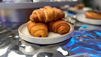Keunikan croissant salt bread ini diungkapkan oleh Chef Joselito Kandouw Sayson, Executive Chef Bakery PT Artisan Kuliner Indonesia yang menaungi Bakerman. Terdapat dua adonan dalam 1 jenis roti lezat itu. Foto: Yenny Mustika Sari/detikcom