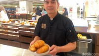 Jadi adonan salt bread itu ada di dalam adonan croissant. Bukan cuma pakai adonan croissant yang dibentuk salt bread, ujar Chef Jong. Foto: Yenny Mustika Sari/detikcom