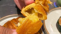 Ini menghasilkan sensasi rasa tetap hangat dan mentega pada croissant salt bread ini bisa meleleh dan lumer ketika disantap. Efek buttery ini semakin membuat croissant salt bread terasa lebih gurih dan harum. Foto: Yenny Mustika Sari/detikcom