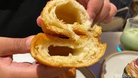 Sebuah croissant salt bread dibanderol Rp 28.000. Croissant salt bread ini dipanaskan kembali dalam oven jika ingin langsung menikmatinya di tempat. Foto: Yenny Mustika Sari/detikcom