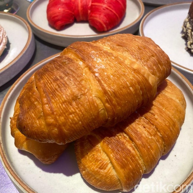 Unik! Ada Salt Bread Croissant yang Flaky di Bakery Ini