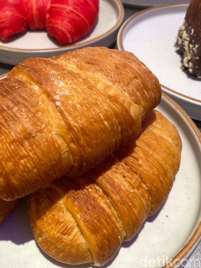 Unik! Ada Salt Bread Croissant yang Flaky di Bakery Ini