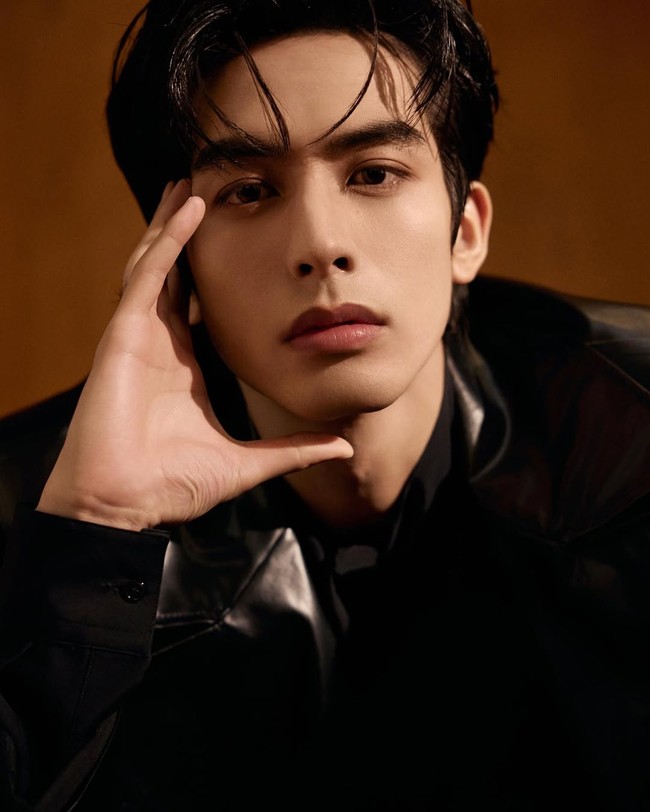 Song Weilong Ia mulai dikenal publik pada usia 16 tahun sebagai influencer dan model. Pada 2016, ia debut dalam drama Demon Girl II. Kariernya melejit setelah membintangi Long For You, Untouchable Lovers, dan Shine On Me. Foto: Dok. Weibo