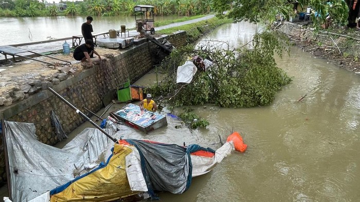 Hujan Angin di Lamongan, 23 Warung Roboh dan Hanyut
