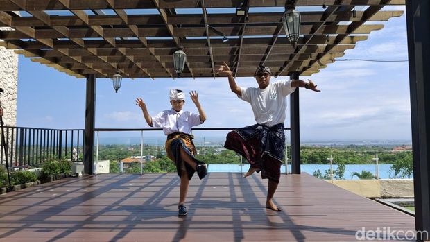 Ehsan Adouane saat belajar pencak silat dan tarian Bali.