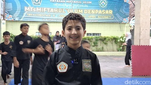 Ehsan Adouane saat belajar pencak silat dan tarian Bali.