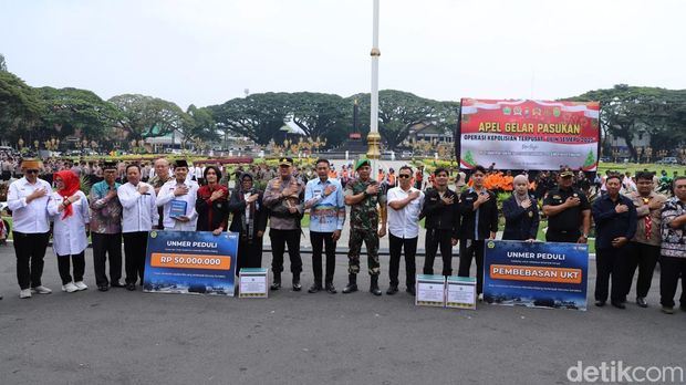 Forkopimda Kota Malang memberikan bantuan mahasiswa terdampak bencana Sumatera