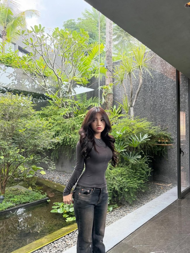 Dari kedua orangtuanya, Fuji diketahui memiliki darah keturunan Minang. Melalui akun Instagram pribadinya Fuji kerap membagikan foto-fotonya. Hingga kini ia sudah memiliki lebih dari 20,3 pengikut di Instagram. Foto: dok Instagram fuji_an