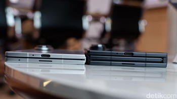 Saat ditutup, Galaxy Z Fold7 punya ketebalan 8,9 mm. Sedangkan Galaxy Z TriFold berukuran 12,9mm. Foto: Adi Fida Rahman/detikINET