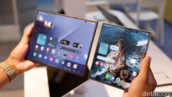 Perbandiangan layar utama: Galaxy Z TriFold membawa ukuran 10 inch, sementara Fold7 berukuran 8 inch, Keduanya sama-sama memakai panel Dynamic LTPO AMOLED 2X 120Hz. Foto: Adi Fida Rahman/detikINET