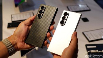 Fold7 punya bagian  belakang menggunakan Corning Gorilla Glass Victus 2 yang diberikan finishing matte, memberikan tampilan elegan dan membantu mengurangi bekas sidik jari.  Sedangkan TriFold punya panel punggung  dibuat dari material Ceramic-Glass Fibre-Reinforced Polymer yang kuat namun tipis. Samsung membuat tampilan bagian belakang TriFold punya tekstur mirip serat karbon yang tidak hanya estetis dan premium, juga anti-slip/  Foto: Adi Fida Rahman/detikINET