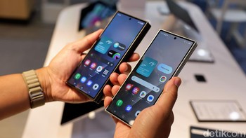 Perbandiangan layar cover: Galaxy Z TriFold dan Fold7 berukuran 6,5 inch, Keduanya sama-sama memakai panel Dynamic LTPO AMOLED 2X 120Hz dan terlindungi Corning Gorilla Glass Ceramic 2. Foto: Adi Fida Rahman/detikINET