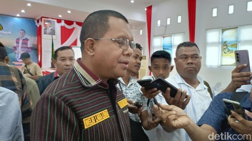 Gubernur NTT Emanuel Melkiades Laka Lena saat memberikan keterangan kepada awak media, Jumat (19/12/2025).