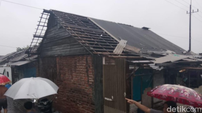 Hujan Angin Terjang 3 Kecamatan Sidoarjo, Puluhan Rumah Rusak