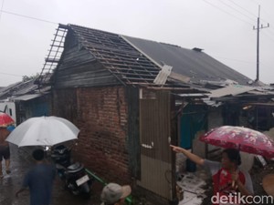 Hujan Angin Terjang 3 Kecamatan Sidoarjo, Puluhan Rumah Rusak