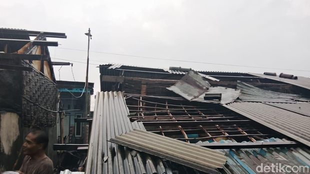 Hujan angin terjang 3 kecamatan di Sidoarjo