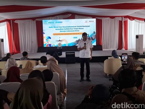 Jateng Meriah Wakil Menteri Sosial Agus Jabo Priyono mengajak masyarakat bergotong-royong membantu korban banjir dan longsor di Aceh, Sumut, dan Sumbar dalam rangkaian acara HKSN 2025 di Desa Wanurejo, Kecamatan Borobudur, Magelang, Jawa Tengah, Sabtu (20/12/2025).