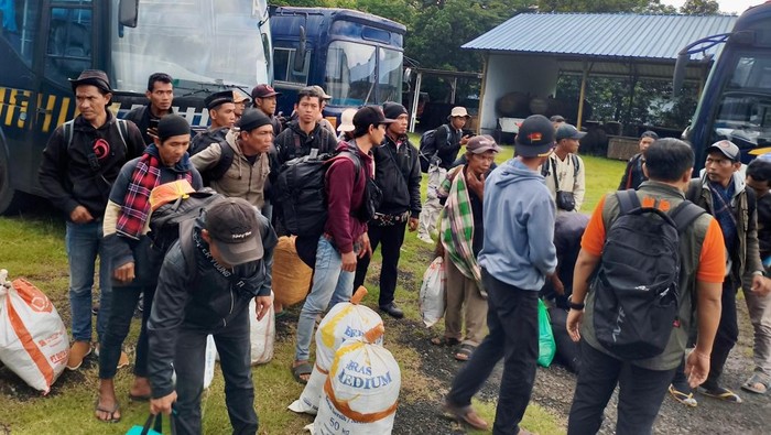 Warga Jawa Tengah yang terdampak bencana di Sumatera dan berhasil dipulangkan Pemerintah Provinsi Jateng. Foto diunggah Sabtu (20/12/2025).