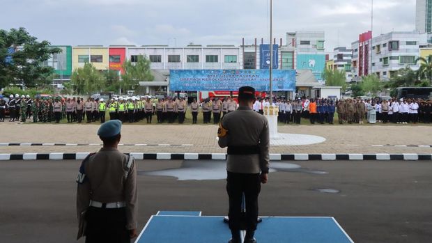 Kapolres Metro Tangerang Kota, Kombes Pol Raden Muhammad Jauhari, pimpin apel operasi lilin 2025