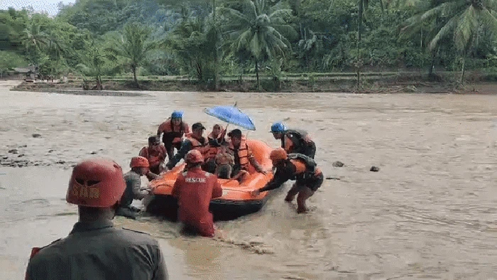 Kisah Polwan Bayu Sunarti, Naluri Ibu Menembus Derasnya Sungai Cidadap