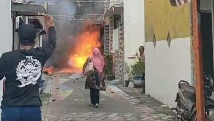 Tangis Wanita di Surabaya Hendak Masuk ke Kobaran Api Saat Gudang Terbakar