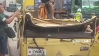 Truk di Jakut Ringsek Tertimpa Muatan Besi, Sopir dan Kernet Tewas Terjepit