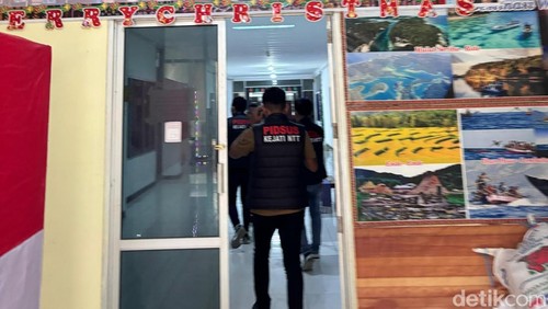 Kejati NTT saat menggeledah Kantor Koperasi NTT, Sabtu (20/12/2025).