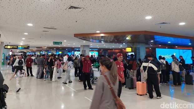 Momen libur Natal dan Tahun Baru 2026 sudah tiba. Keramaian penumpang pesawat di Bandara Soekarno-Hatta sudah mulai terlihat.