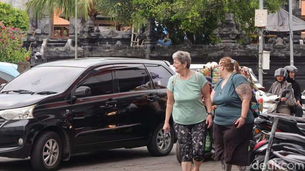 Keramaian turis di Pantai Seminyak, Kuta, Legian, Bali, Sabtu (20/12/2025). (Aryo Mahendro/detikBali).