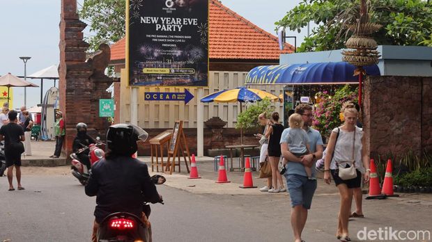 Keramaian turis di Pantai Seminyak, Kuta, Legian, Bali, Sabtu (20/12/2025). (Aryo Mahendro/detikBali).