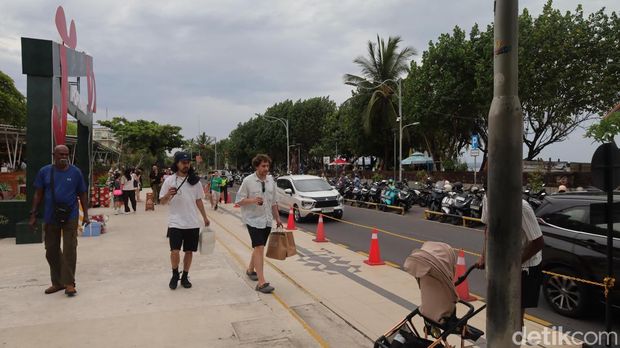 Keramaian turis di Pantai Seminyak, Kuta, Legian, Bali, Sabtu (20/12/2025). (Aryo Mahendro/detikBali).