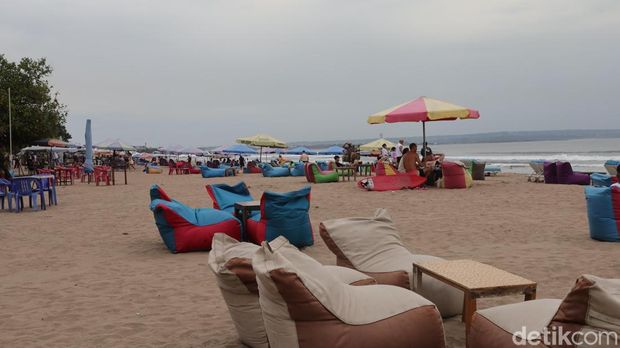 Keramaian turis di Pantai Seminyak, Kuta, Legian, Bali, Sabtu (20/12/2025). (Aryo Mahendro/detikBali).