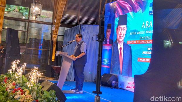 Ketua Majelis Tinggi Partai Demokrat, Susilo Bambang Yudhoyono (SBY) saat memberikan arahan kepada kader Partai Demokrat Jabar di Ciwidey