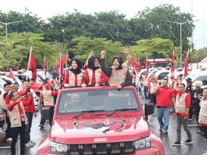 Risma Apresiasi Sopir Ambulans yang Kerja Tanpa Libur-Tanpa Pamrih