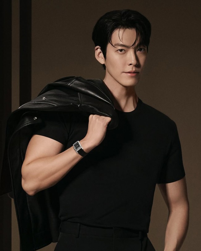 Asmara mereka sempat menghadapi tantangan, ketika Kim Woo Bin didiagnosa mengidap kanker nasofaring. Aktor yang populer lewat drakor ‘The Heirs’ ini pun harus vakum dari dunia hiburan demi fokus menjalani penyembuhan. Foto: Instagram/@____kimwoobin
