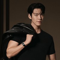 Asmara mereka sempat menghadapi tantangan, ketika Kim Woo Bin didiagnosa mengidap kanker nasofaring. Aktor yang populer lewat drakor ‘The Heirs’ ini pun harus vakum dari dunia hiburan demi fokus menjalani penyembuhan. Foto: Instagram/@____kimwoobin