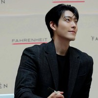 8 Potret Tampan Kim Woo Bin, Sembuh dari Kanker Kini Nikahi Shin Min Ah