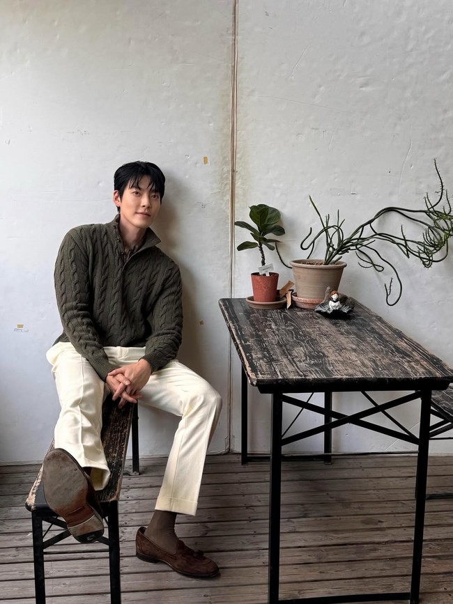 Lima tahun kemudian, Kim Woo Bin memulai comeback pertamanya lewat drama Korea ‘Our Blues’, yang juga dibintangi Shin Min Ah. Namun, keduanya dipasangkan dengan aktor-aktris yang berbeda. Foto: Instagram/@____kimwoobin