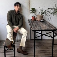 Lima tahun kemudian, Kim Woo Bin memulai comeback pertamanya lewat drama Korea ‘Our Blues’, yang juga dibintangi Shin Min Ah. Namun, keduanya dipasangkan dengan aktor-aktris yang berbeda. Foto: Instagram/@____kimwoobin