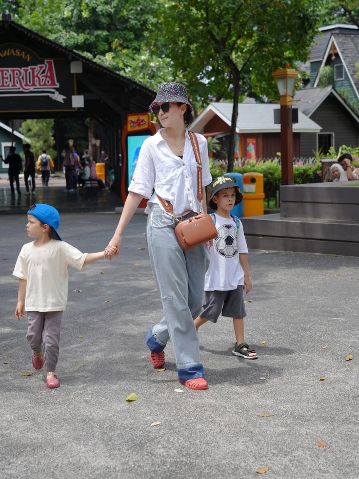 Kimberly Ryder dan keluarga di Dufan, Ancol