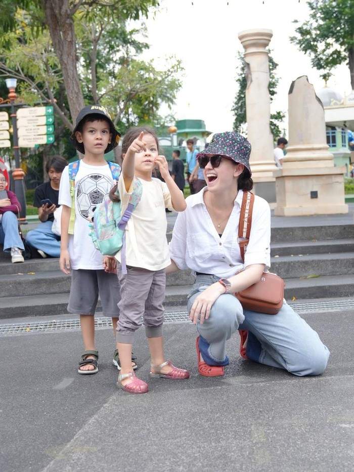 Kimberly Ryder dan keluarga di Dufan, Ancol