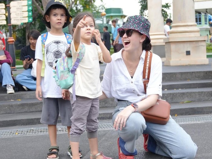 Kimberly Ryder dan keluarga di Dufan, Ancol