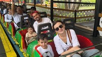 Sebelum wahana Alap-alap melaju, Kimberly mengabadikan foto bersama dulu. Alap-alap merupakan roller coaster mini yang dirancang untuk adrenalin rendah dan ramah untuk anak-anak kok. (Instagram/Kimberly Ryder)